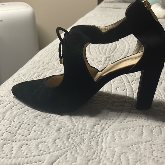 Adrienne Vittadini Nigel Cut-Out Pump.Rear zip closure, Chunky heel Pointed toe. - Picture 2 of 6